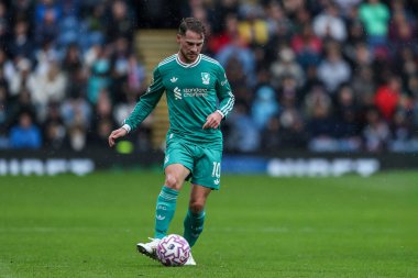 Liverpool 'dan Alexis Mac Allister Premier Lig maçında topu geriye doğru atıyor Burnley Liverpool' a karşı Turf Moor, Burnley, Birleşik Krallık, 14 Eylül 2025