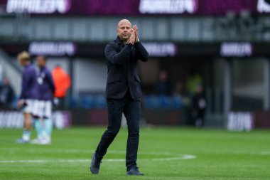 Liverpool 'un Arne Slot teknik direktörü, 14 Eylül 2025' te Burnley 'nin Liverpool' a karşı oynadığı Premier Lig maçı sonrasında 1-0 'lık galibiyeti kutluyor. 