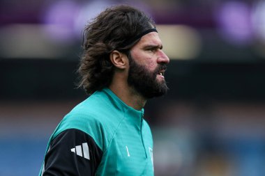 Liverpool 'dan Alisson Becker Premier Lig karşılaşması öncesinde ısınıyor Burnley Liverpool' a karşı Turf Moor, Burnley, İngiltere, 14 Eylül 2025