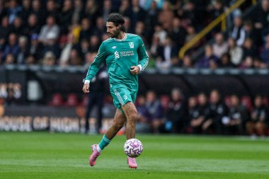 Liverpool 'dan Dominik Szoboszlai Premier Lig maçında topu ayaklarının dibine aldı Burnley Liverpool' a karşı Turf Moor, Burnley, İngiltere, 14 Eylül 2025