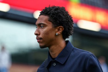 Burnley 'den Bashir Humphreys, 14 Eylül 2025' te Burnley-Liverpool maçı öncesinde stadyuma geldi. 