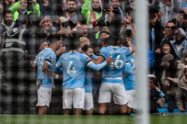 Manchester City 'den Phil Foden, Premier League maçında Manchester United' a karşı Etihad Stadyumu 'nda 14 Eylül 2025' te oynanan maçta 1-0 'lık galibiyetini kutluyor.