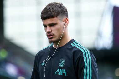 Liverpool 'dan Milos Kerkez, Burnley' nin Liverpool 'a karşı oynadığı 14 Eylül 2025 tarihli Premier Lig maçı öncesinde stadyuma geldi.