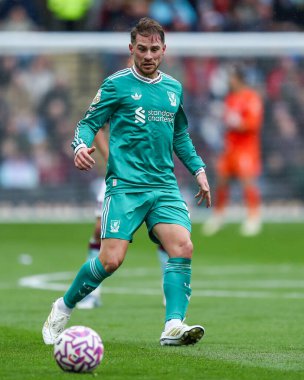 Liverpool 'dan Alexis Mac Allister Premier Lig karşılaşmasında topu alıyor Burnley Liverpool' a karşı Turf Moor, Burnley, İngiltere, 14 Eylül 2025 
