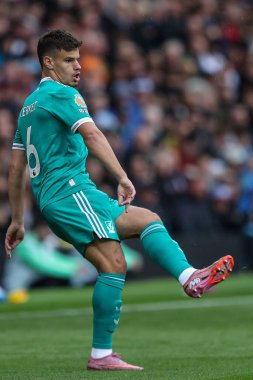 Liverpool 'dan Milos Kerkez Premier Lig karşılaşmasında topu geçti Burnley, Burnley, İngiltere' de Liverpool 'a karşı 14 Eylül 2025