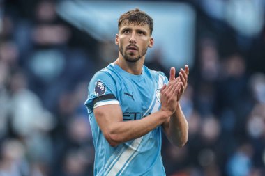 Manchester City 'den Ruben Dias, Premier League maçından sonra Manchester City' nin Manchester United 'a karşı 14 Eylül 2025' te Etihad Stadyumu 'nda taraftarları alkışlıyor.