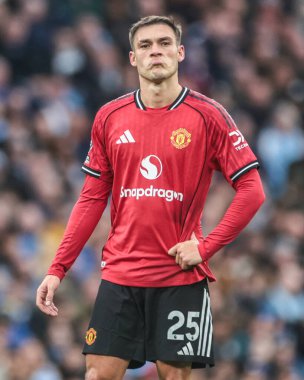 Manchester United 'ın Manchester City' ye karşı Manchester Stadyumu 'nda 14 Eylül 2025' te oynanan Premier League maçı sırasında Manchester United 'tan Manuel Ugarte 