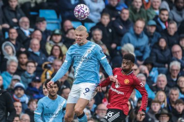 Manchester City 'den Erling Haaland Premier League maçında Manchester City ile Manchester United' ın Etihad Stadyumu 'nda 14 Eylül 2025' te oynadıkları karşılaşmada yüksek topu kazanmak için sıçradı.