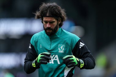 Liverpool 'dan Alisson Becker Premier Lig karşılaşması öncesinde ısınıyor Burnley Liverpool' a karşı Turf Moor, Burnley, İngiltere, 14 Eylül 2025 