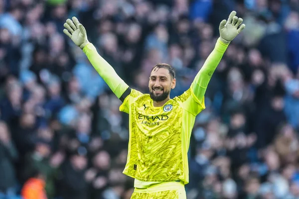 Manchester City 'den Gianluigi Donnarumma 14 Eylül 2025' te Etihad Stadyumu 'nda Manchester City ile Manchester United arasındaki Premier League maçında kazandığı galibiyeti kutluyor.