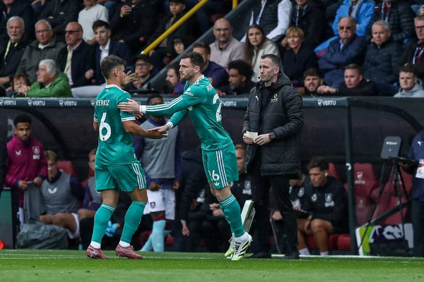 Liverpool 'dan Milos Kerkez Liverpool' dan Andrew Robertson 'ın yerine oyuna dahil edildi. 14 Eylül 2025' te Burnley, Burnley, İngiltere 'de Liverpool' a karşı oynadığı Premier Lig maçının devre arası.