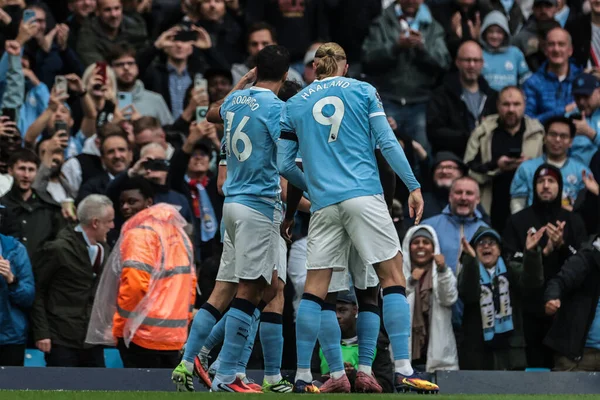 Manchester City 'den Phil Foden, Premier League maçında Manchester United' a karşı Etihad Stadyumu 'nda 14 Eylül 2025' te oynanan maçta 1-0 'lık galibiyetini kutluyor.