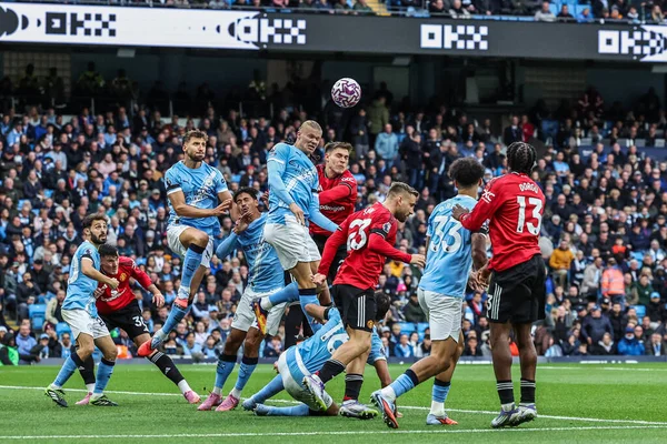 Manchester City 'den Erling Haaland 14 Eylül 2025 tarihinde Etihad, Manchester Stadyumu' nda Manchester City ile Manchester United arasındaki Premier League maçında topu açık farkla önde götürüyor. 