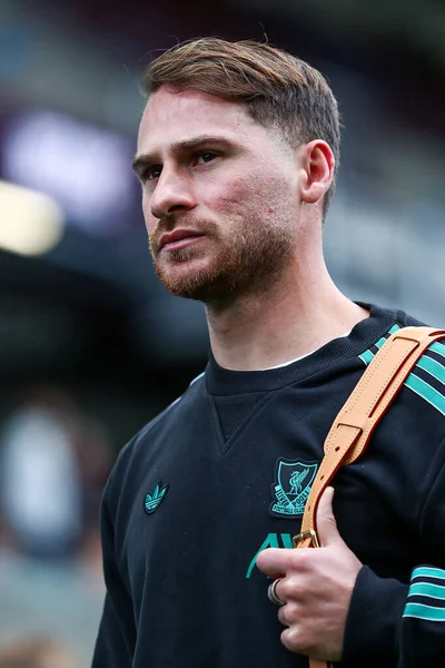 Liverpool 'dan Alexis Mac Allister, 14 Eylül 2025' te Burnley-Liverpool maçı öncesinde stadyuma geldi. 