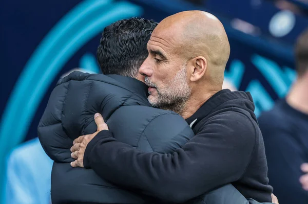  Manchester United 'ın Ruben Amorim teknik direktörü Manchester City Premier League maçından önce Manchester City' nin Manchester United 'a karşı Etihad Stadyumu' nda 14 Eylül 2025 'de oynanan maçtan önce Pep Guardiola teknik direktörünü kucaklıyor.