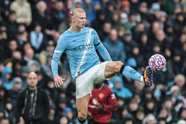 Manchester City 'den Erling Haaland, Manchester United' a karşı 14 Eylül 2025 'te Etihad Stadyumu' nda oynanan Premier League maçında yüksek topu kontrol ediyor.