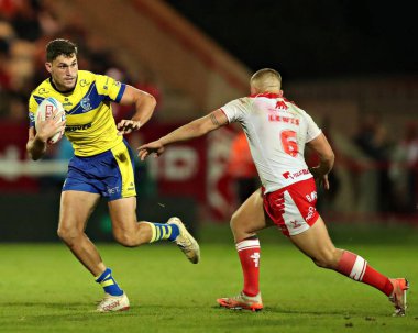 Mikey Lewis of Hull KR pressures Sam Stone of Warrington Wolves the Betfred Super League round 27 match Hull KR vs Warrington Wolves at Sewell Group Craven Park, Kingston upon Hull, United Kingdom, 18th September 2025 