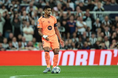 Barselona 'dan Ronald Araujo, UEFA Şampiyonlar Ligi 2025 / 26 Faz MD1 Newcastle United Barcelona' ya karşı St. James 's Park, Newcastle, İngiltere, 18 Eylül 2025' de oynanan karşılaşmasında topu ileri atıyor. 