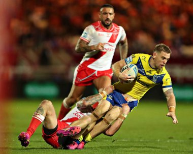 Hull KR 'dan Sam Luckley, 27. Betfred Süper Ligi karşılaşmasında Warrington Wolves' tan Matt Dufty 'yi yendi. Hull KR, Warrington Wolves' a karşı Sewell Group Craven Park, Kingston upon Hull, Birleşik Krallık, 18 Eylül 2025