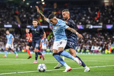 Manchester City 'den Savinho ve Napoli' den Leonardo Spinazzola, UEFA Şampiyonlar Ligi 25 / 26 Faz MD1 Manchester City 'ye karşı Napoli Ligi' nde 18 Eylül 2025 'de Manchester City, Birleşik Krallık' taki The City of Manchester Stadyumu 'nda top için mücadele ediyorlar. 