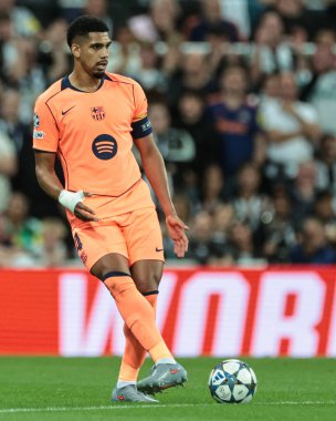 Barselona 'dan Ronald Araujo, UEFA Şampiyonlar Ligi 2025 / 26 Faz MD1 Newcastle United Barcelona' ya karşı St. James 's Park, Newcastle, İngiltere, 18 Eylül 2025' de oynanan karşılaşmasında topu ileri atıyor. 