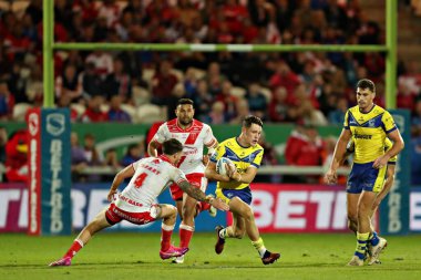 Oliver Gildart of Hull KR pressures Josh Thewlis of Warrington Wolves during the Betfred Super League round 27 match Hull KR vs Warrington Wolves at Sewell Group Craven Park, Kingston upon Hull, United Kingdom, 18th September 2025 