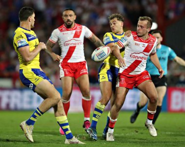 Cai Taylor-Wray of Warrington Wolves battles with Jez Litten of Hull KR during the Betfred Super League round 27 match Hull KR vs Warrington Wolves at Sewell Group Craven Park, Kingston upon Hull, United Kingdom, 18th September 2025 