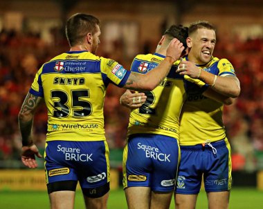 Warrington Wolves 'tan Josh Thewlis, Warrington Wolves' tan Marc Sneyd ve Warrington Wolves 'tan Matt Dufty ile 27. Betfred Süper Lig karşılaşmasında Hull KR, Sewell Group Craven Park' ta Warrington Wolves 'a karşı oynadığı maçı kutluyor.