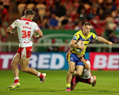 Hull KR 'dan Mikey Lewis, 27. Betfred Süper Lig karşılaşmasında Warrington Wolves' tan Matt Dufty 'yi yendi. Hull KR, Warrington Wolves' a karşı Sewell Group Craven Park, Kingston 'da.