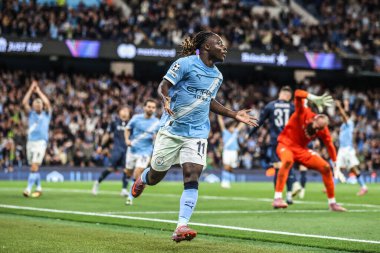 Manchester City 'den Jeremy Doku, UEFA Şampiyonlar Ligi 25 / 26 Faz MD1 Manchester City' nin Napoli Ligi 'ne karşı 18 Eylül 2025' te Manchester, İngiltere 'deki The City of Manchester Stadyumu' nda 2-0 'lık galibiyet golünü kutluyor. 