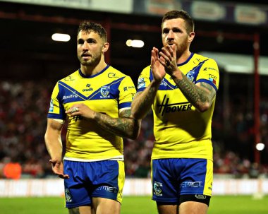 Warrington Wolves 'tan Marc Sneyd ve Warrington Wolves' tan Sam Powell, 18 Eylül 2025 'te İngiltere' de oynanan Sewell Group Craven Park 'ta oynanan 27. Betfred Süper Lig karşılaşması sonrasında taraftarları alkışlıyor.