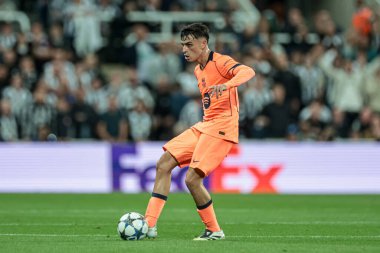 Barselona 'dan Pedri, UEFA Şampiyonlar Ligi 2025 / 26 Faz MD1 Faz Birleşmiş Barselona' ya karşı St. James 's Park, Newcastle, Birleşik Krallık, 18 Eylül 2025' de top ile ilerliyor. 
