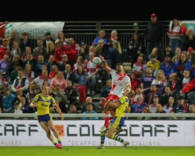 Hull KR 'dan Rhyse Martin, 27. Betfred Süper Ligi karşılaşmasında topu ters vuruyor. Hull KR, Warrington Wolves' a karşı. Sewell Group Craven Park 'ta.