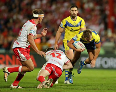 Hull KR 'dan James Batchelor, 27. Betfred Süper Lig karşılaşmasında Warrington Wolves' tan Cai Taylor-Wray 'i yendi. Hull KR, Warrington Wolves' a karşı Sewell Group Craven Park, Kingston upon Hull, İngiltere, 18 Eylül 2025