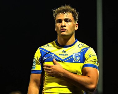 Warrington Wolves takımından Cai Taylor-Wray, 18 Eylül 2025 'te İngiltere' nin Hull kentinde oynanan 27. Betfred Süper Lig karşılaşması sonrasında taraftarları alkışlıyor. 