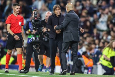 Napoli 'nin Antonio Conte teknik direktörü Manchester City' nin Manchester City şehrindeki The City of Manchester Stadyumu 'nda oynanan 25 / 26 Faz MD1 Manchester City-Napoli Ligi maçından sonra Manchester City teknik direktörüne sarıldı. 