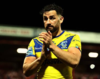 Warrington Wolves takımının Toby King 'i, 27 Eylül 2025' te oynanan Betfred Süper Ligi karşılaşmasında Hull KR, Warrington Wolves 'a karşı Sewell Group Craven Park, Kingston upon Hull, Birleşik Krallık' ta oynanan karşılaşma sonrasında taraftarları alkışlıyor.