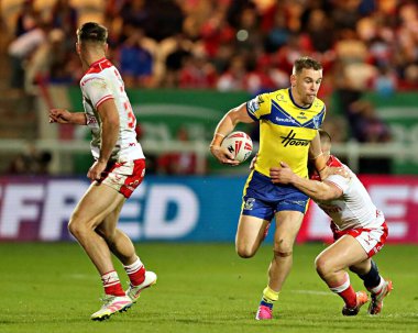 Hull KR 'dan Mikey Lewis, 27. Betfred Süper Lig karşılaşmasında Warrington Wolves' tan Matt Dufty 'yi yendi. Hull KR, Warrington Wolves' a karşı Sewell Group Craven Park, Kingston 'da.
