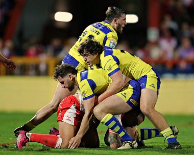 Warrington Wolves 'tan Max Wood ve Warrington Wolves' tan Toby King, Hull KR 'dan Elliot Minchella' yı 27. Betfred Süper Ligi karşılaşmasında yendiler. Hull KR, Warrington Wolves 'a karşı Sewell Group Craven Park' ta.