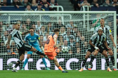 Barcelona 'dan Fermin Lopez, UEFA Şampiyonlar Ligi 2025 / 26 Faz MD1 Newcastle United' a karşı St. James 's Park, Newcastle, İngiltere' de 18 Eylül 2025 'de kalede gol atıyor. 