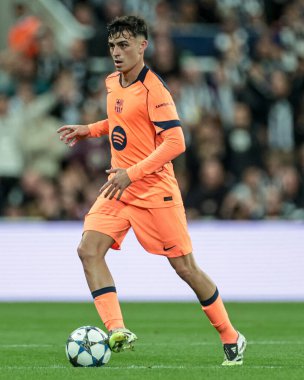 Barselona 'dan Pedri, UEFA Şampiyonlar Ligi 2025 / 26 Faz MD1 Faz Birleşmiş Barselona' ya karşı St. James 's Park, Newcastle, Birleşik Krallık, 18 Eylül 2025' de top ile ilerliyor. 