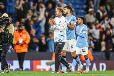 Napoli 'den Kevin De Bruyne, UEFA Şampiyonlar Ligi 25 / 26 Faz MD1 Manchester City' nin Napoli Ligi 'ne karşı 18 Eylül 2025' de Manchester, İngiltere 'deki The City of Manchester Stadyumu' nda oynanan maçtan sonra City taraftarlarını alkışlıyor. 