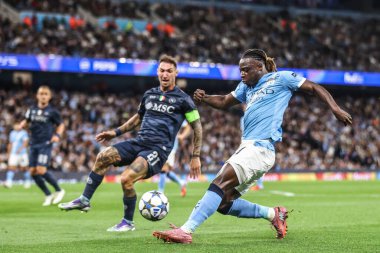 Manchester City 'den Jeremy Doku, UEFA Şampiyonlar Ligi 25 / 26 Faz MD1 Manchester City, Manchester Stadyumu' nda Napoli Ligi 'ne karşı oynadığı maçta Napoli' li Matteo Politano 'nun baskısıyla topu kutuya soktu. 