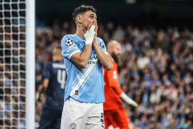 Manchester City 'den Phil Foden, UEFA Şampiyonlar Ligi 25 / 26 Faz MD1 Manchester City' nin Napoli Ligi 'ne karşı 18 Eylül 2025' te Manchester, İngiltere 'deki The City of Manchester Stadyumu' nda yaptığı maçta kaleye geniş açıyla tepki verdi. 