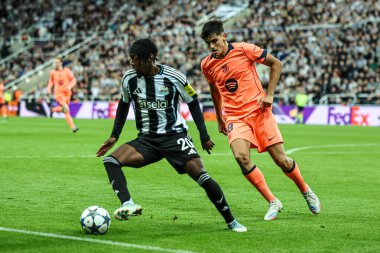 Newcastle Untied takımından Anthony Elanga, UEFA Şampiyonlar Ligi 2025 / 26 Faz MD1 Newcastle United 'ın 18 Eylül 2025' te St James 's Park, Newcastle, İngiltere' de Barcelona 'ya açtığı davada topu kontrol ediyor. 