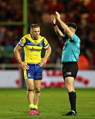 Matt Dufty of Warrington Wolves makes a captains challenge during the Betfred Super League round 27 match Hull KR vs Warrington Wolves at Sewell Group Craven Park, Kingston upon Hull, United Kingdom, 18th September 2025