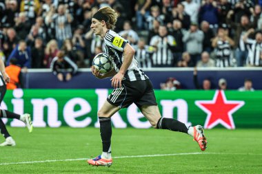 Newcastle Untied takımından Anthony Gordon, UEFA Şampiyonlar Ligi 2025 / 26 Faz MD1 Newcastle United 'a karşı St. James' s Park, Newcastle, İngiltere, 18 Eylül 2025 'de oynanan karşılaşmada 1-2' lik skorla topu aldı. 