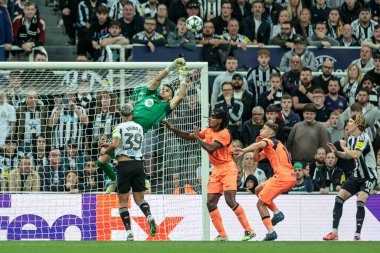 Barcelona 'dan Joan Garcia, UEFA Şampiyonlar Ligi 2025 / 26 Faz MD1 Faz Birleşmiş Barselona' ya karşı St. James 's Park, Newcastle, İngiltere, 18 Eylül 2025' de topa vuruyor. 