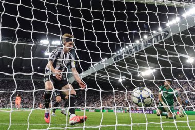 Newcastle Untied takımından Anthony Gordon, UEFA Şampiyonlar Ligi 2025 / 26 Faz MD1 Newcastle United 'a karşı St. James' s Park, Newcastle, İngiltere 'de oynanan karşılaşmada topu kalenin arkasından 1-2' lik skorla aldı. 