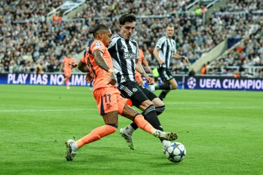 Barselona 'dan Raphinha topu UEFA Şampiyonlar Ligi 2025 / 26 Faz MD1 Faz Birleşmiş Barselona' ya karşı St. James 's Park, Newcastle, İngiltere' de 18 Eylül 2025 'de kesti. 